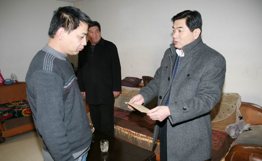 重裝集團(tuán)李德鎖總經(jīng)理慰問(wèn)我公司困難職工