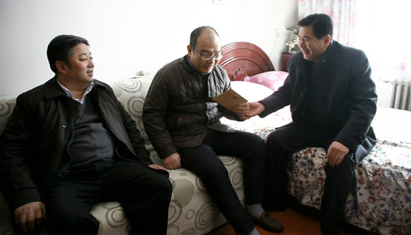 重裝集團(tuán)董事長李德鎖迎新春走訪慰問公司困難職工及困難黨員