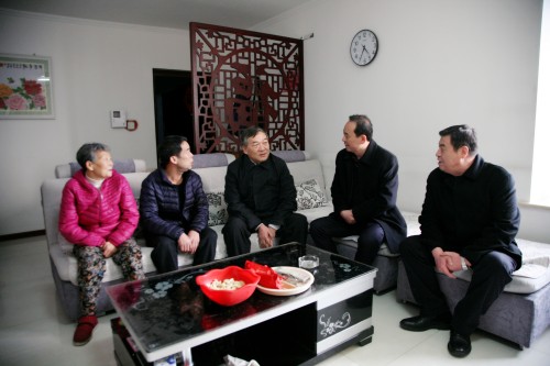 陜煤集團(tuán)董事長楊照乾到西煤機(jī)社區(qū)走訪慰問公司困難職工